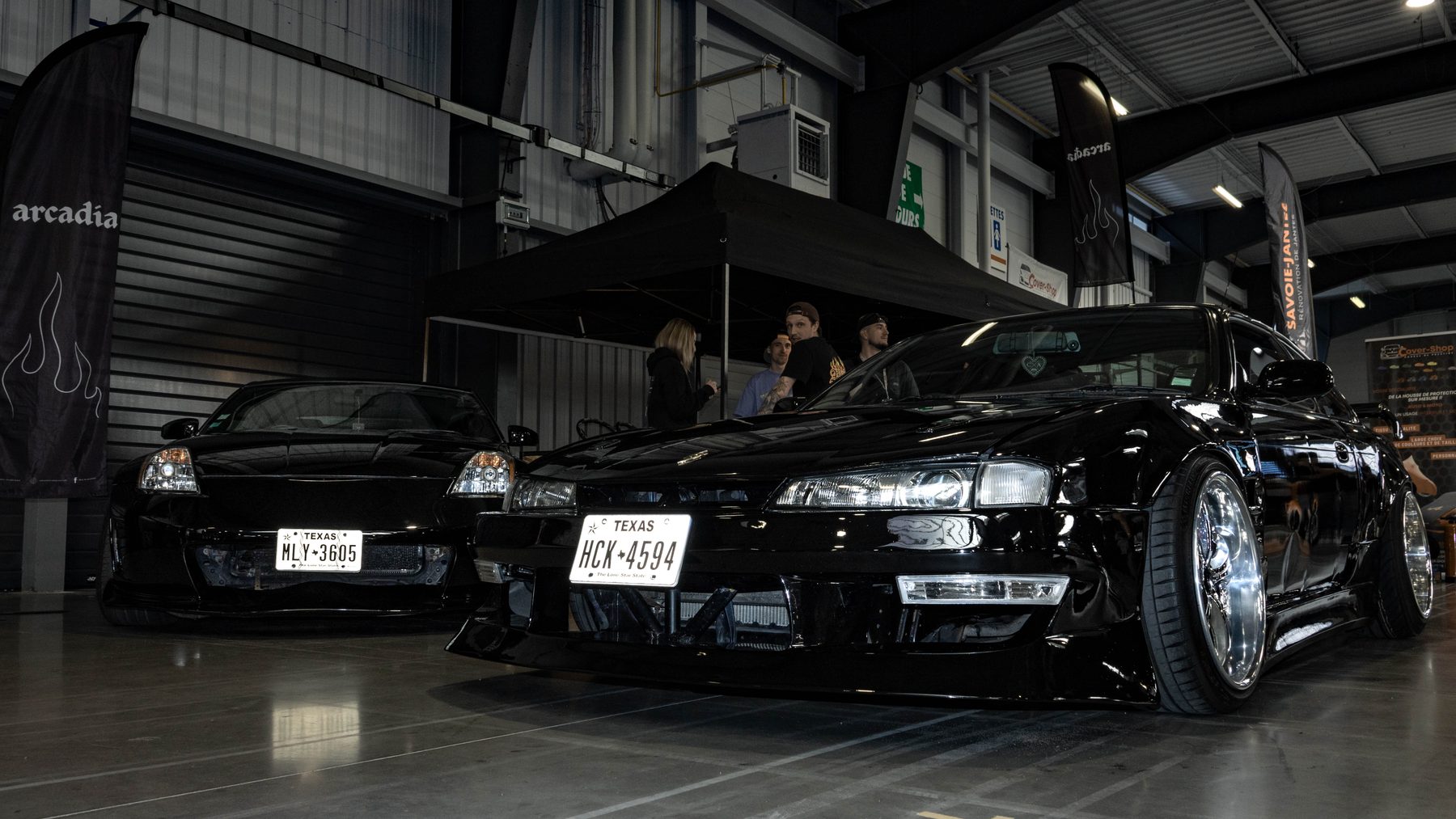 Voitures japonaises noires lors d'un rassemblement nocturne