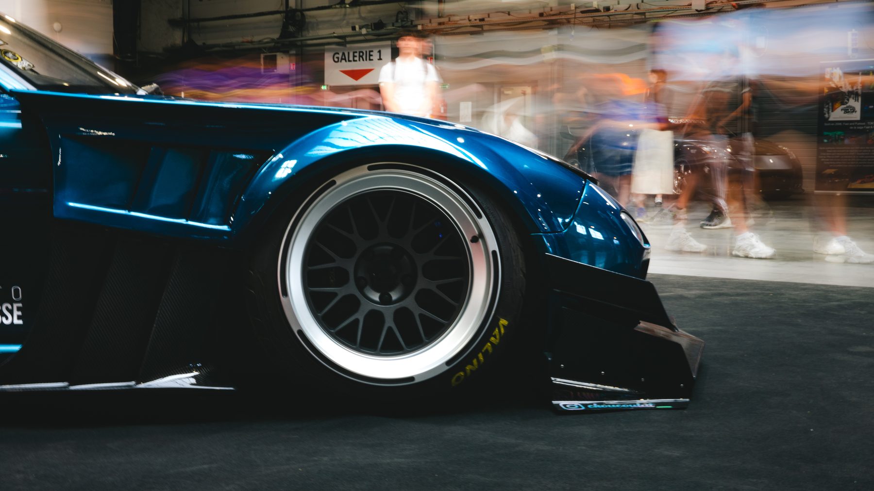 Voiture préparée widebody bleue, stance très basse