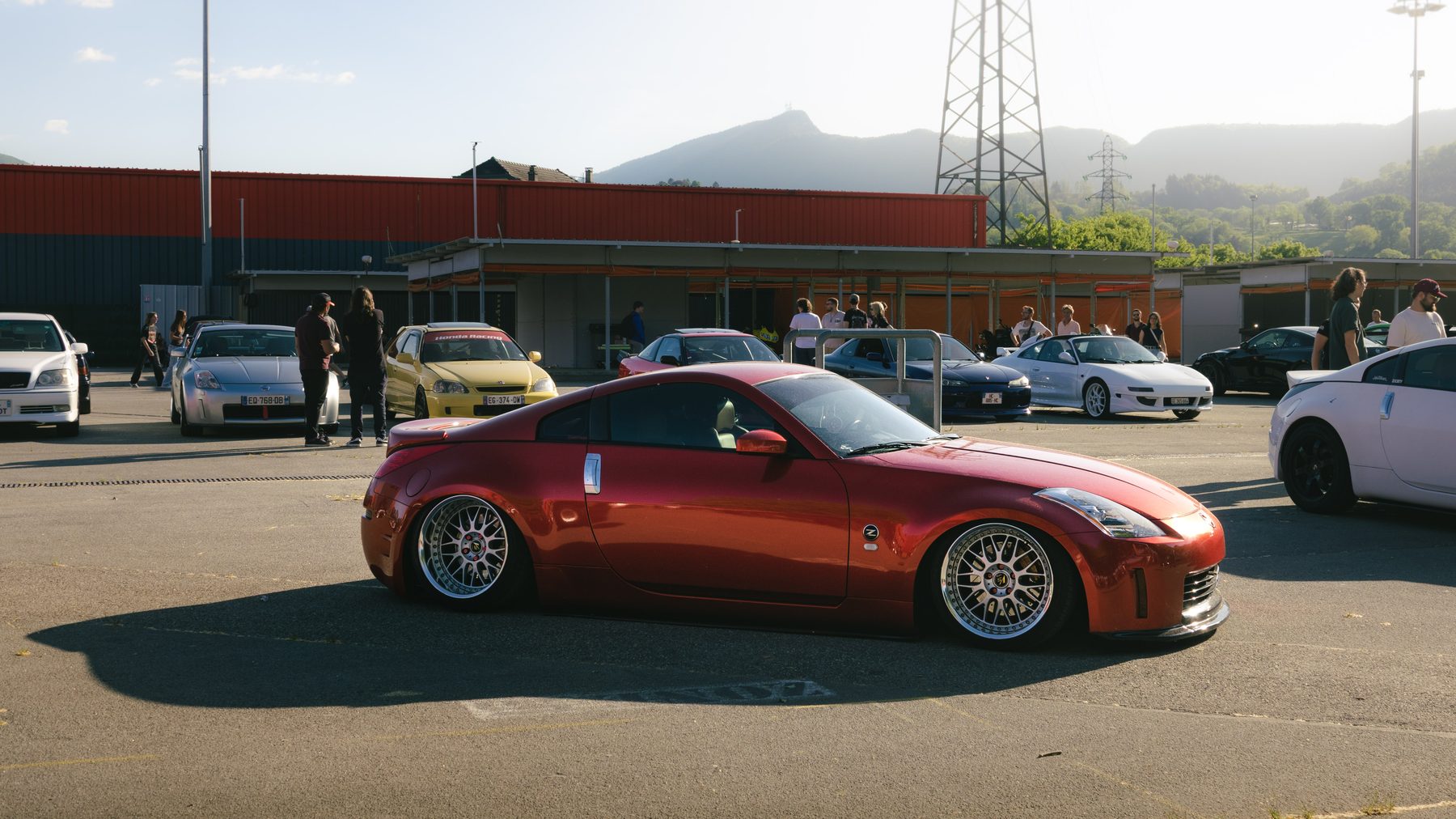Nissan 350Z rouge photographiée en extérieur en fin de journée